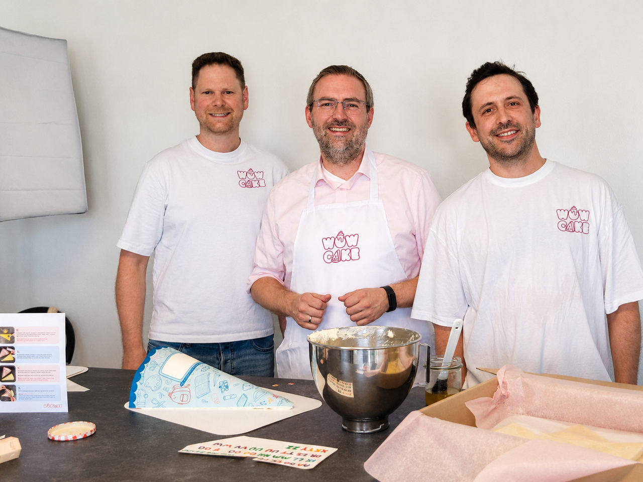Unternehmensbesuch bei wow cake. Foto (v.l.n.r.): Daniel Schmitz (wow cake), Bürgermeister Erik Lierenfeld und Andreas Hirsch (wow cake).