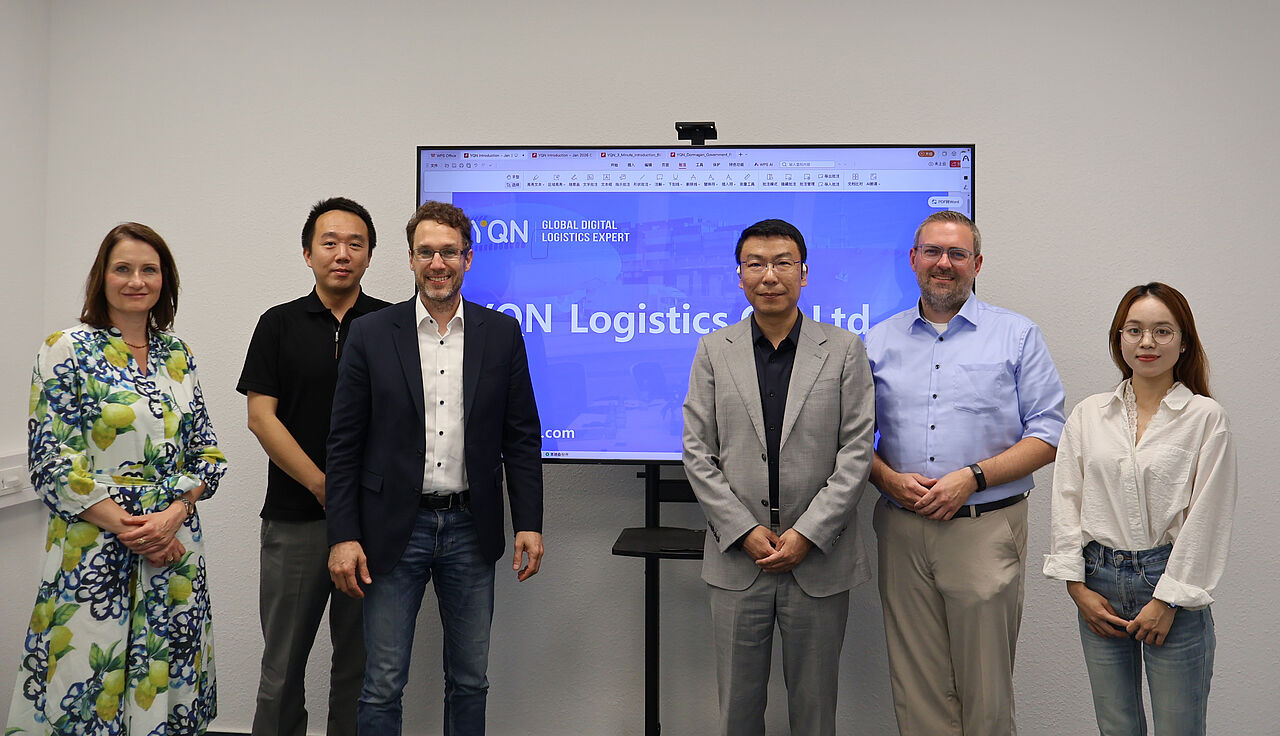 SWD beim Firmenbesuch bei YQN. Foto (v.l.n.r.): Franziska Gräfe, Leiterin Unternehmensservice und Fachkräftesicherung der SWD; Gaofeng Ren (Ryan),Vertriebsleiter YQN; Michael Bison, Geschäftsführer der SWD; Shihao Zhou (Cash), CEO der YQN Gruppe; Erik Lierenfeld, Bürgermeister der Stadt Dormagen und Chengyan Yu (Lucia), Assistentin des CEO YQN.