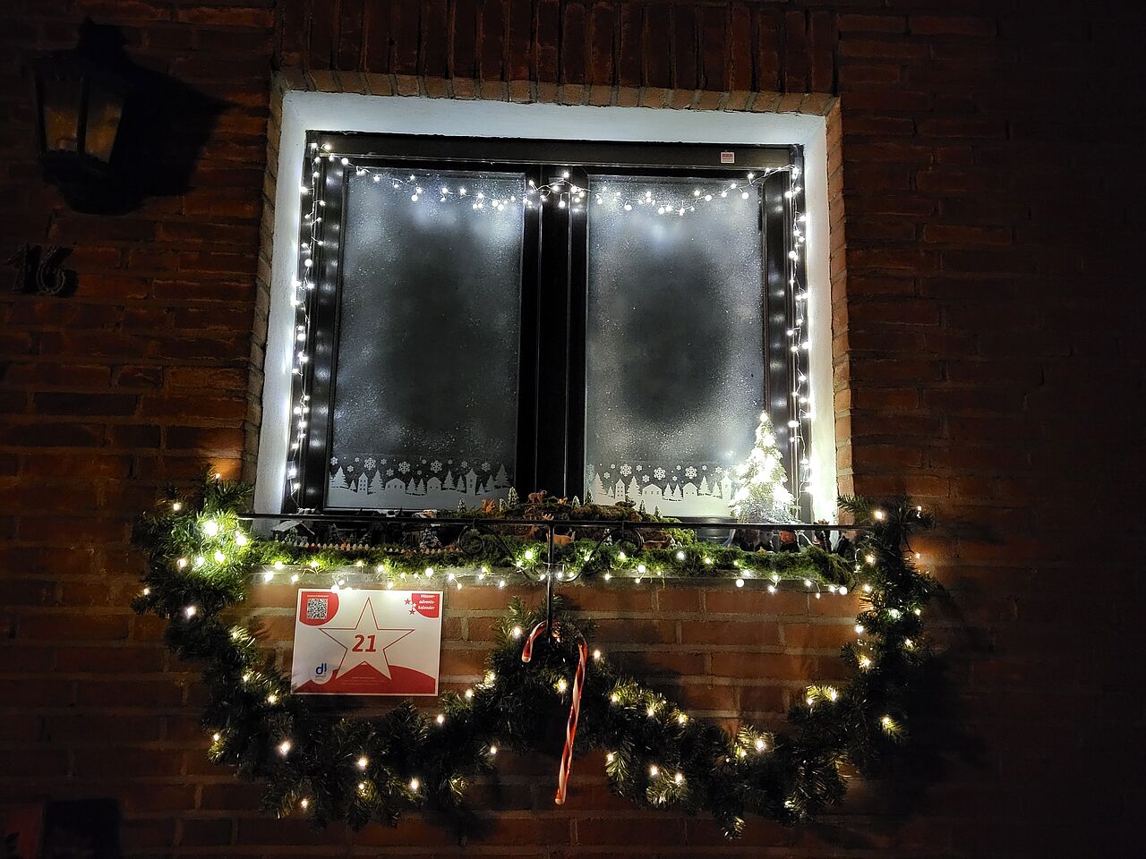 Ansicht Adventsfenster Nr.21: am Abend mit Lichtern