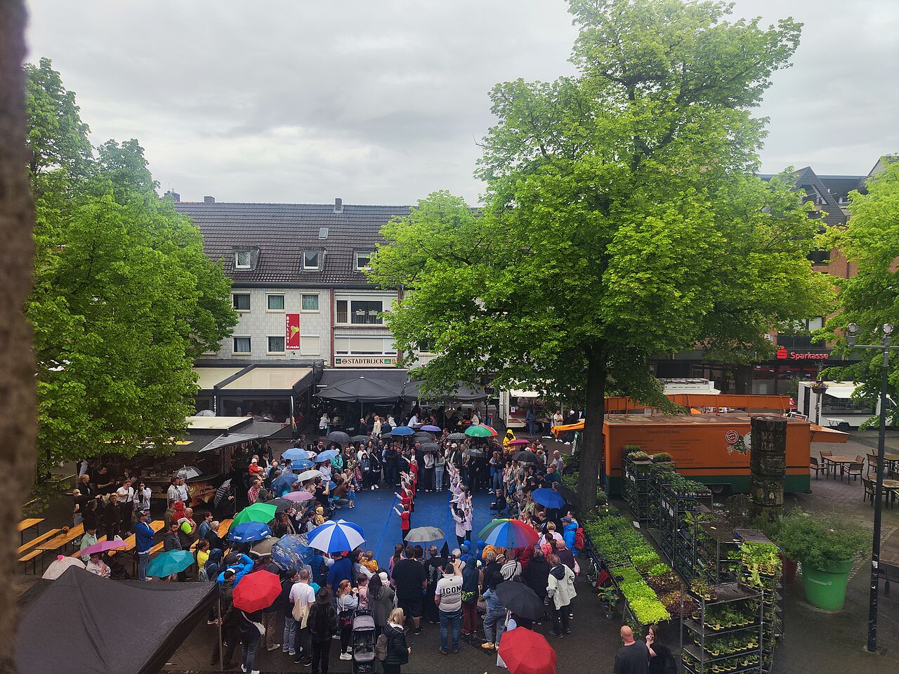 Blick über den Platz am Historischen Rathaus Dormagen